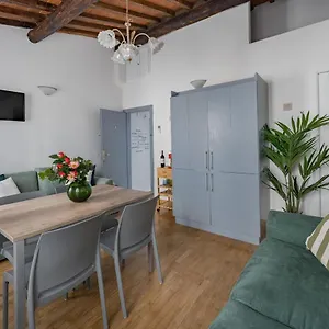 Moro One Apartment